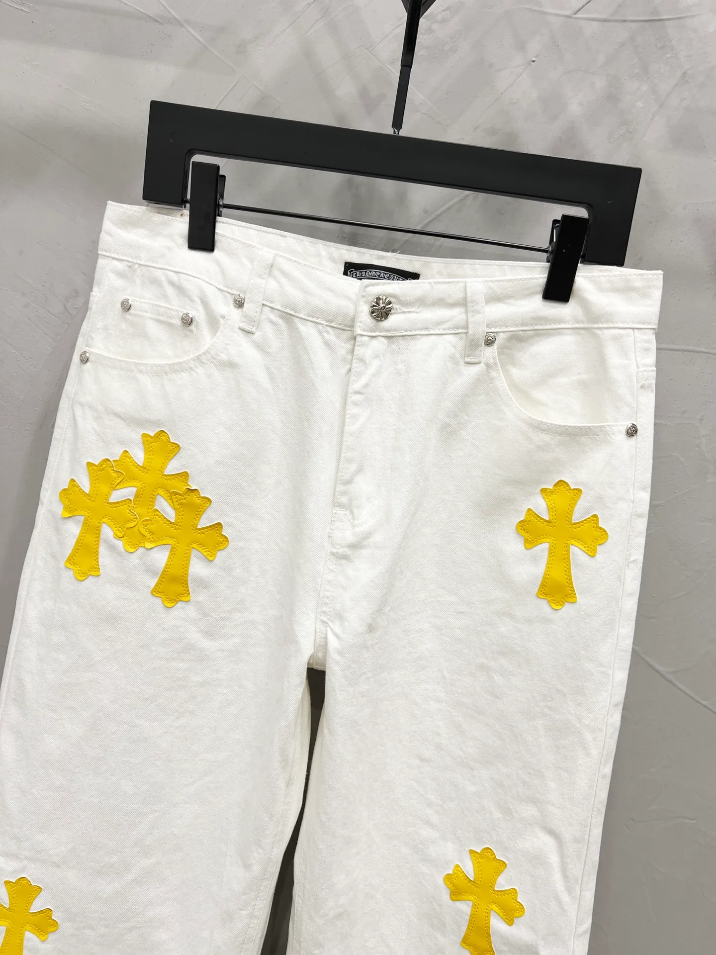 P220 Style number: [M911] Chrome hearts & Chrome hearts 25ss yellow cross patch leather jeans Chrome hearts’ logging pants are here! ! ! CH Croix Heart Double Knee Cross Patch Leather Bo1 Style Logging Pants Straight-leg Work Pants B136 Croix Heart Cross Sanskrit Overalls Price 24W Level, patchwork cross pattern embellishment, high-waisted washed jeans! ! Absolutely high-end luxury products, 1.9W level god-level single products, super popular products, made by top heavy industry, not to be missed. About Zangyin, this is an extremely luxurious fashion brand, which can also be called the nobles of the high street. It has always been an exclusive brand of some hipsters or rich second generation. Compared with ordinary high streets, it is more luxurious and noble. Compared with luxury brands, it has a more fashionable personality and has always been a brand that I have a special liking for. Imported yarn is custom-woven into a high-density twill canvas. While ensuring a stiff silhouette, the fabric feels very delicate. It follows the B01 classic silhouette. The upper body is stiff and stylish. The ready-made garments are stone-ground and fermented and can be matched with any style. Buttons and zinc-brushed washable genuine YKK retro metal products. Double-layered canvas on the front. Perfect details. All hardware is perfect. Size: 30-32-34-36 Color: white pants and yellow leather